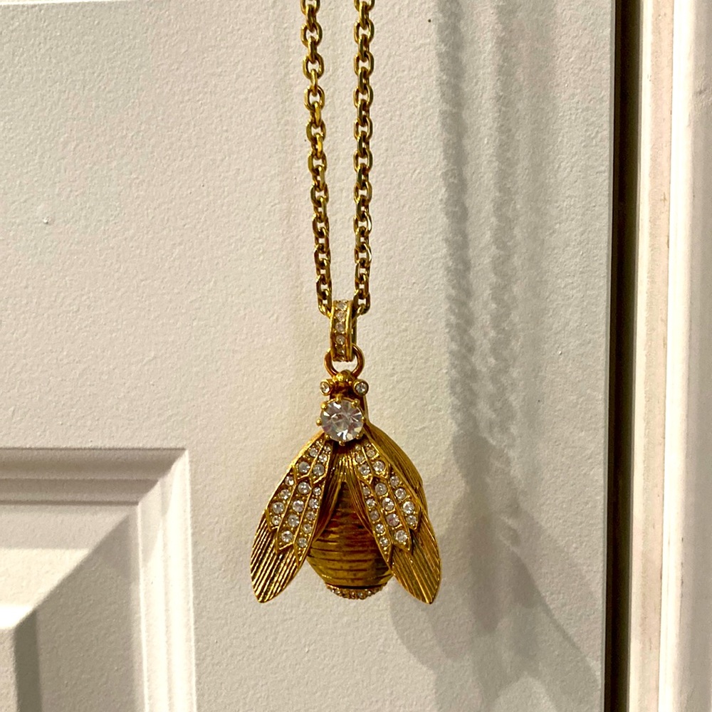 Ann taylor  Bee pendant fashion necklace